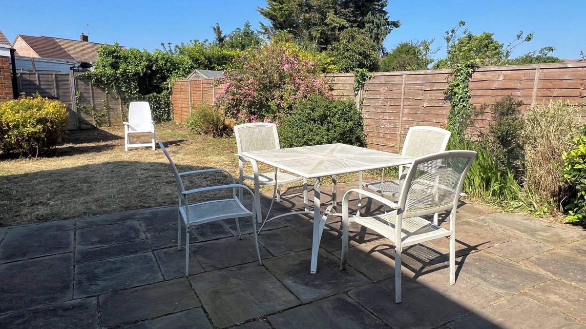 Tea Green House | Cosy secure 3 bed house by luton airport with parking