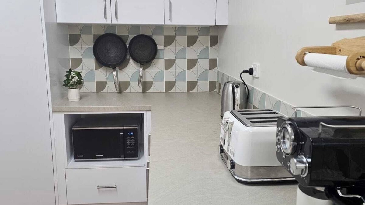 Kurwongbah Villa | Cosy Self-Contained 2 bedroom unit with shared swimming pool in an Acreage