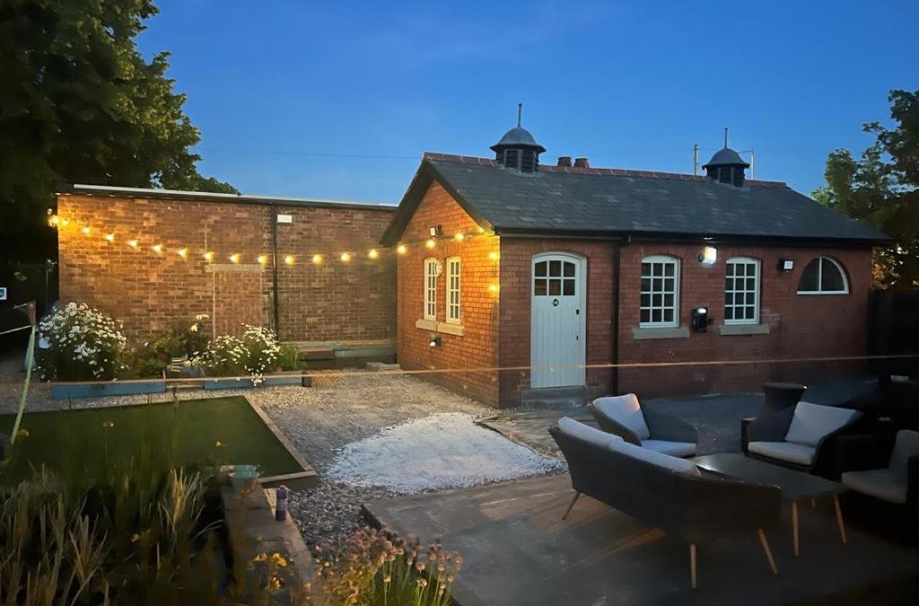 Bromborough Apartment | Cosy small cottage in Wirral Merseyside with kitchen