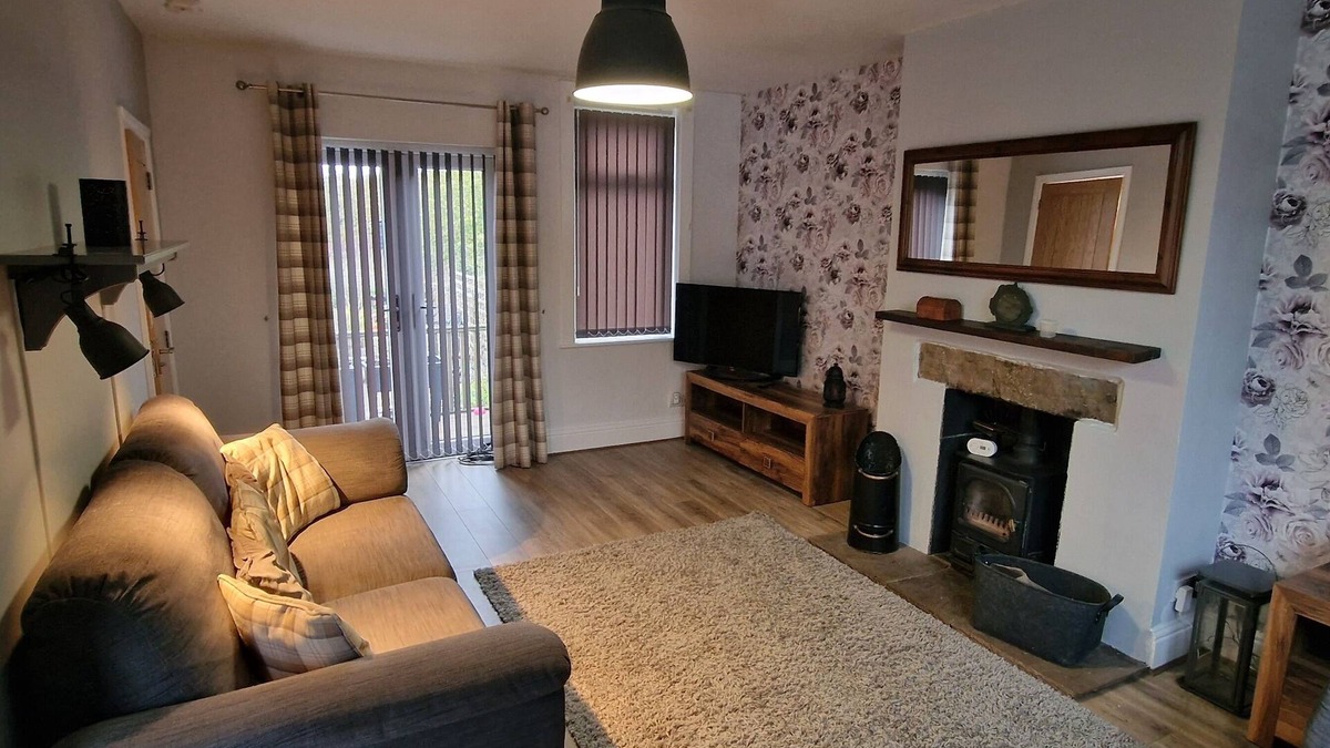 Farnley Tyas House | Cosy, spacious and comfortable family home in Huddersfield.