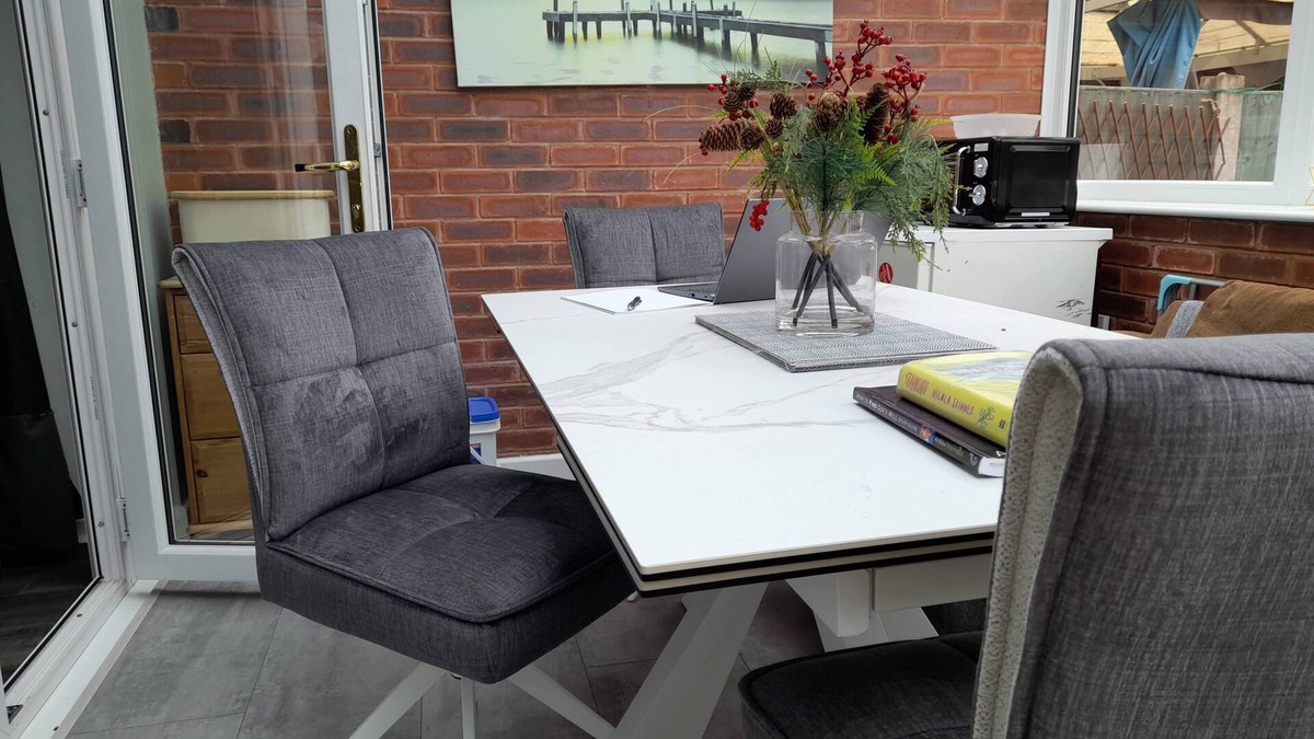 Willenhall House | Cosy Spacious Bedroom with dedicated Shower/Toilet in the Heart of West Midlands