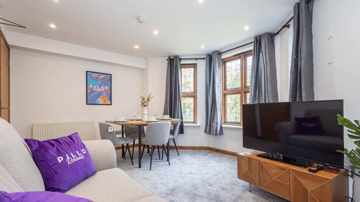Walkden Apartment | Cosy, Spacious Duplex Apartment near Salford Royal