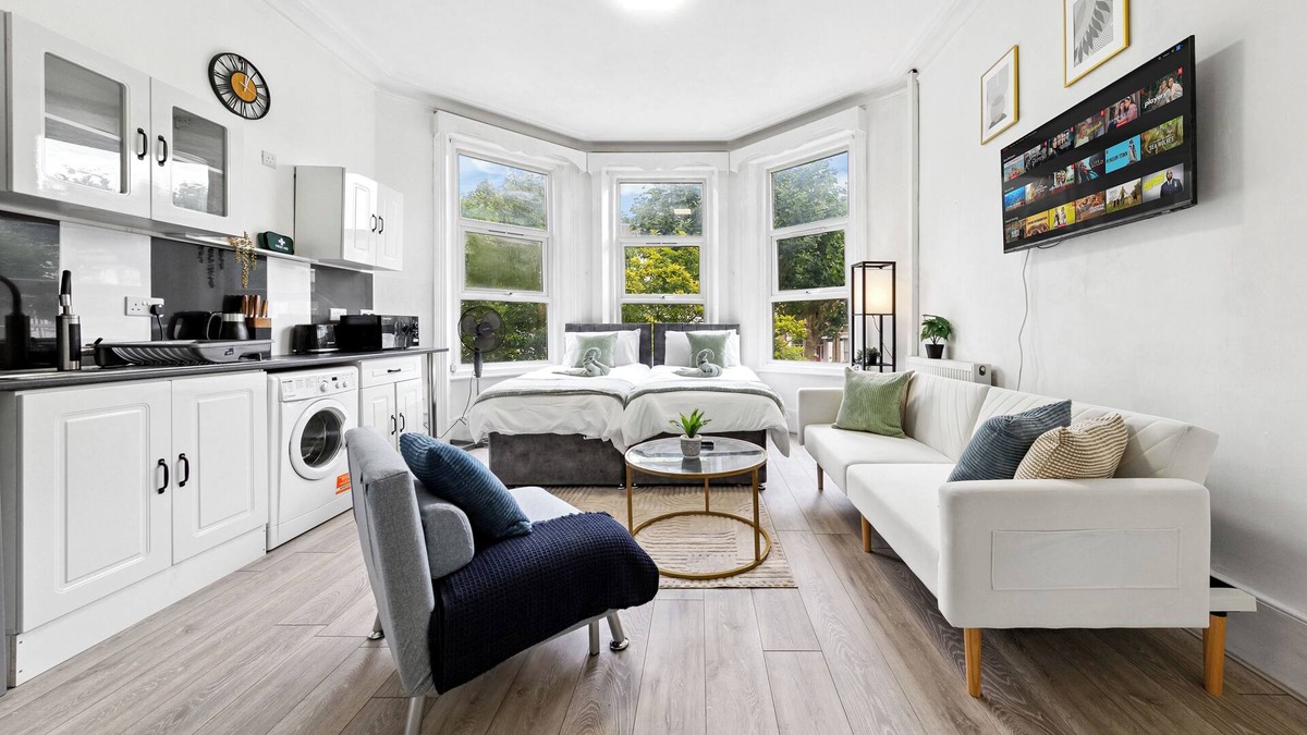 Fortune Green Apartment | Cosy & Spacious Flat - Moments To City Centre - Train Station - Long Stay Disc %