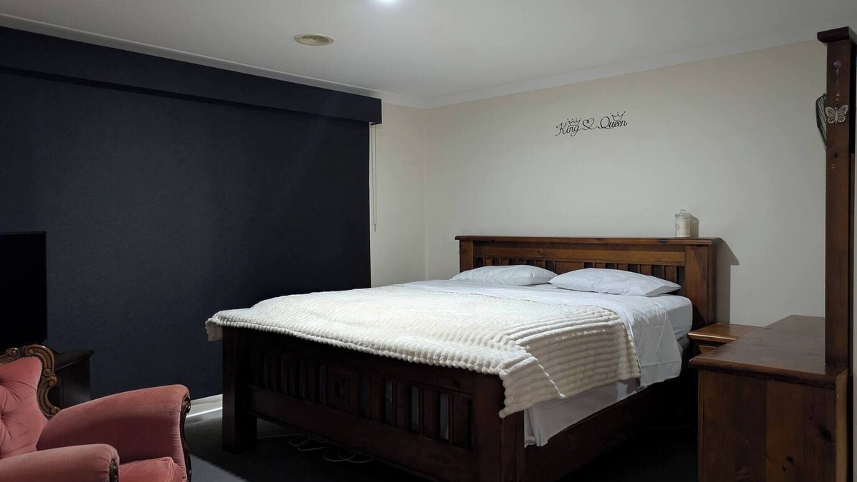 Drouin House | Cosy spacious hill holiday home