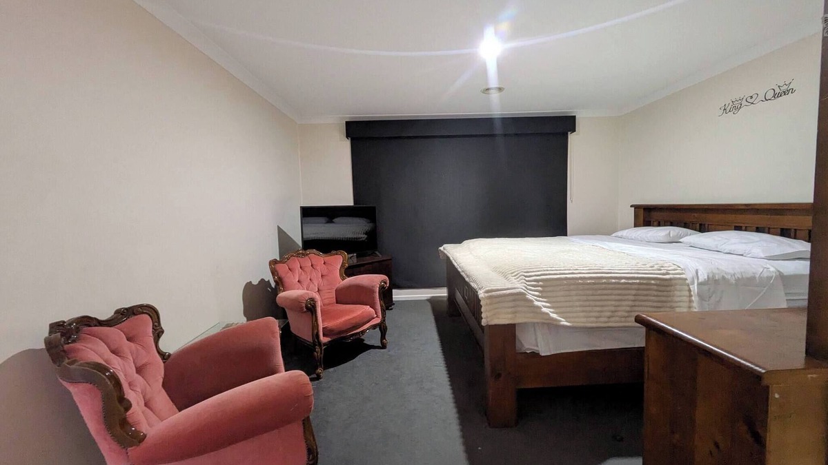 Drouin House | Cosy Spacious Hill Holiday Home
