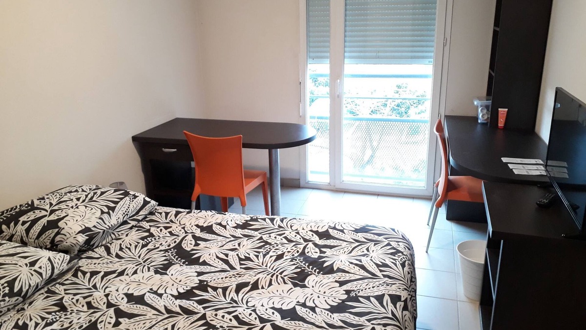 Saint-Priest-en-Jarez Apartment | Cosy studio facing north hospital on ground floor with small courtyard.