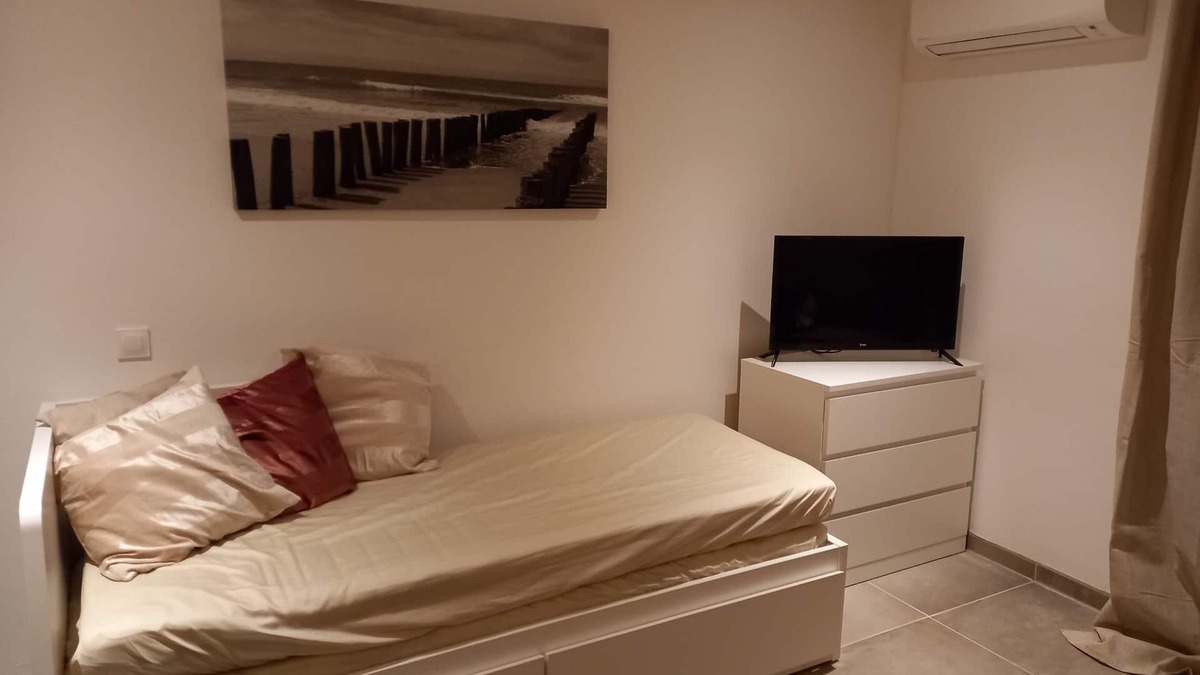 La Seyne-sur-Mer Apartment | Cosy studio 2mn walk from the beaches small sea view