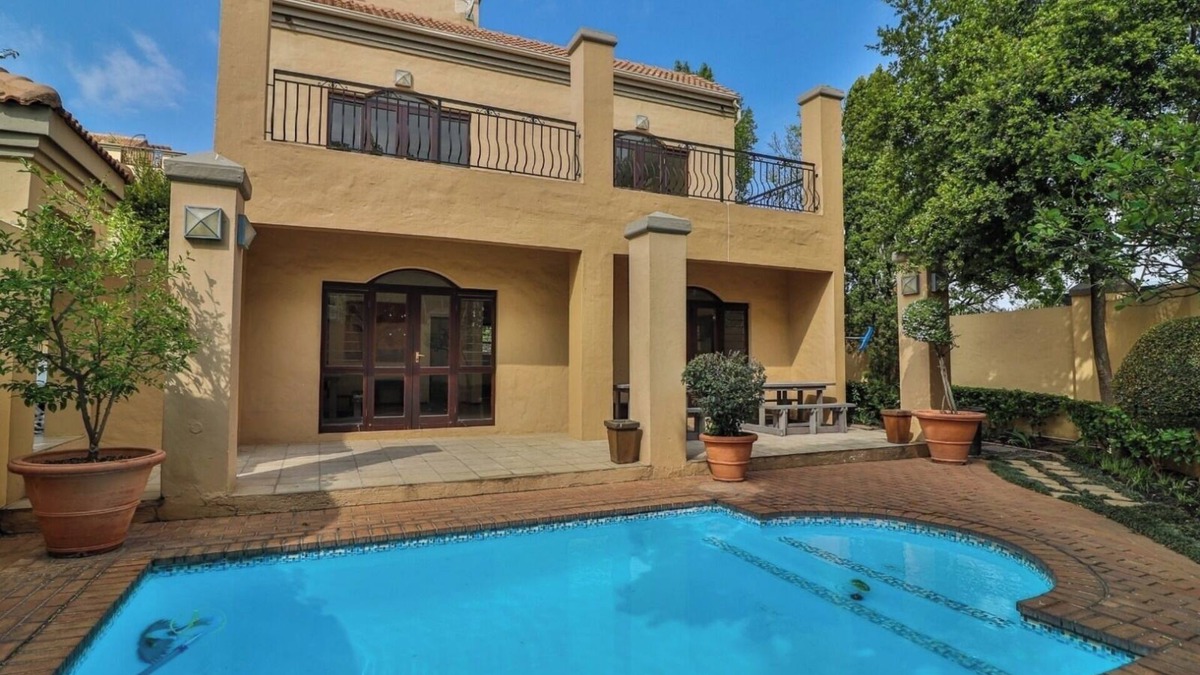 Lone Hill Apartment | Cosy studio apartment in the heart of Fourways l Near Monte Casino with balcony