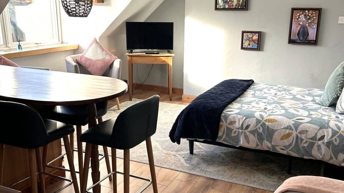 Taynuilt Apartment | Cosy studio Flat in the Scenic Lochside village of Dalavich