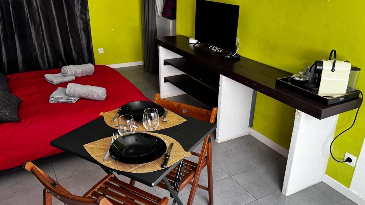 Pignan Apartment | Cosy studio in Pignan in the heart of the medieval village