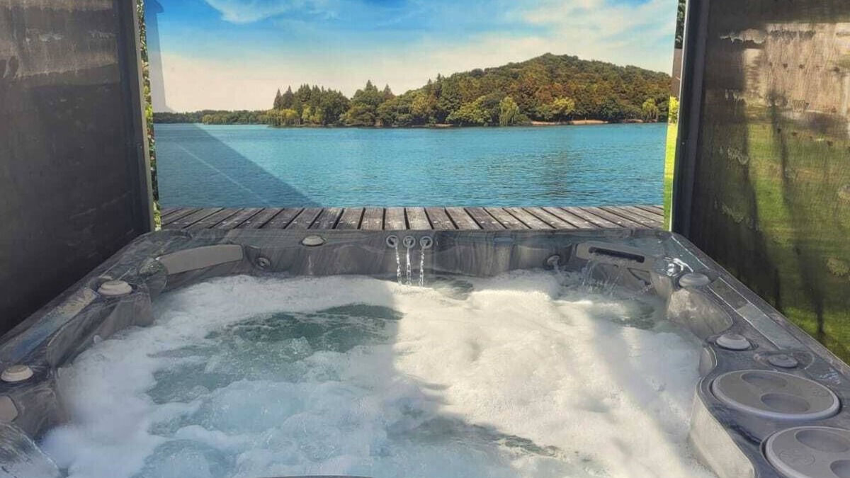 Sandiway Cabin | Cosy studio retreat with a hot tub, perfect for relaxing and exploring Cheshire