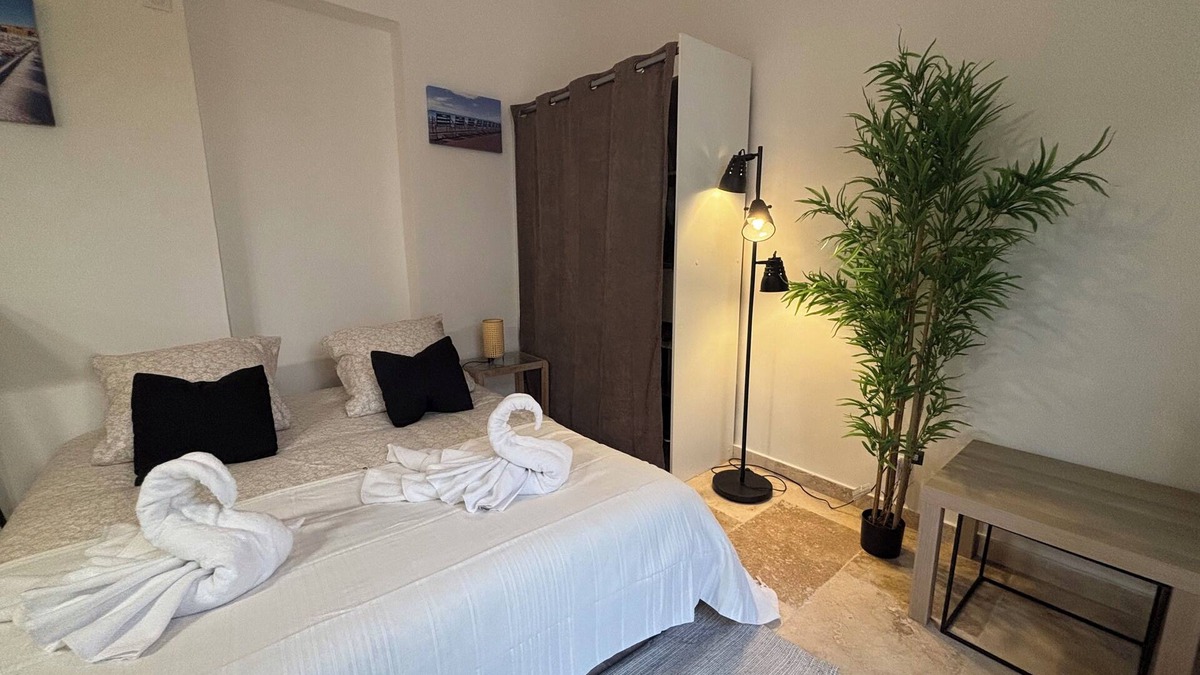 Les Baumettes Apartment | Cosy studio, terrace, near the sea and tramway
