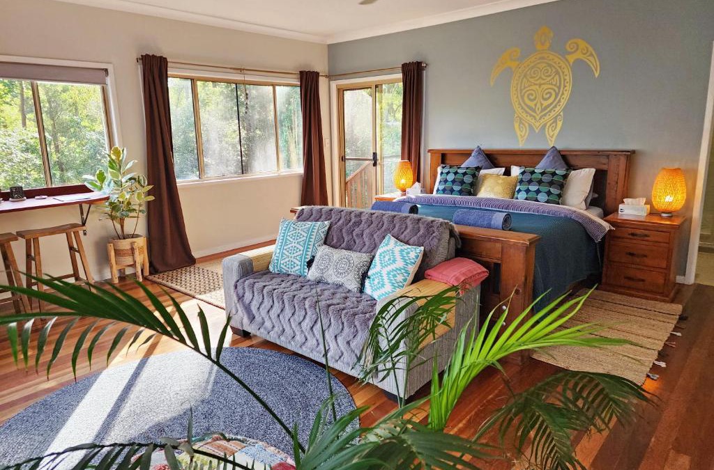 Doonan House | Cosy Studio with Forest Views, Noosa Hinterland