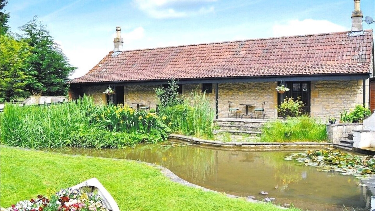 Hinton Apartment | Cosy studio with open fire, perfectly located for visiting Bristol and Bath