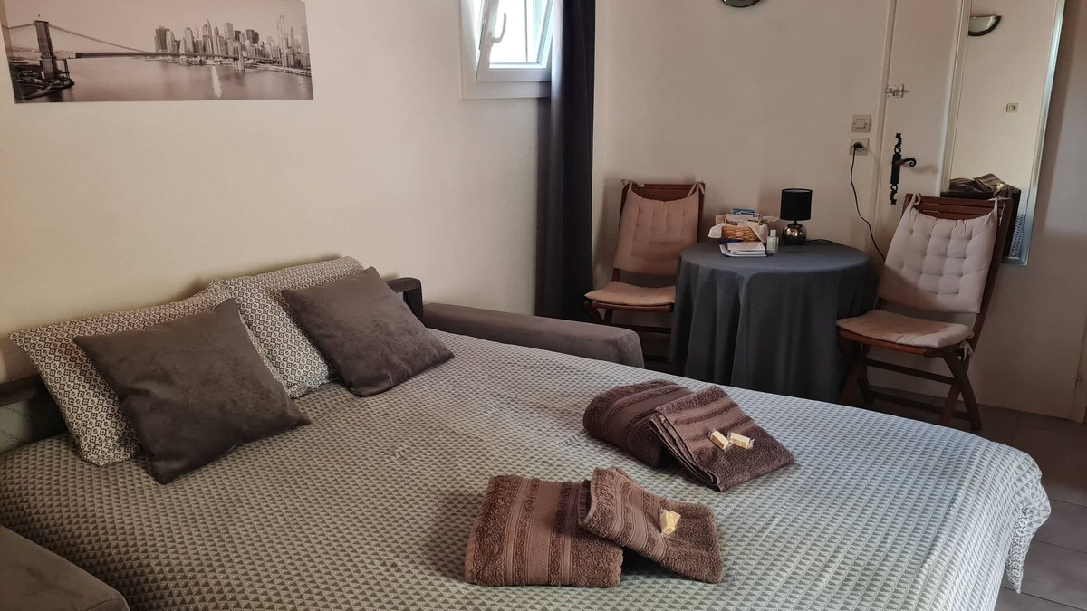 Bollene Apartment | Cosy studio with pool