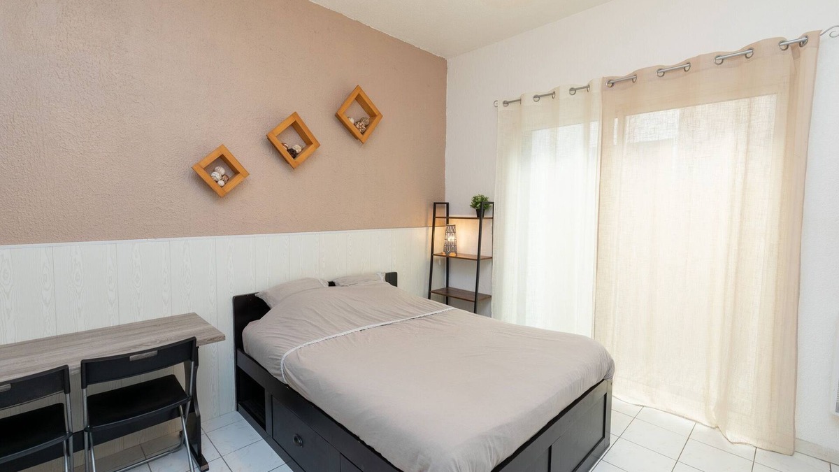 Les Arceaux Apartment | Cosy studio with small courtyard