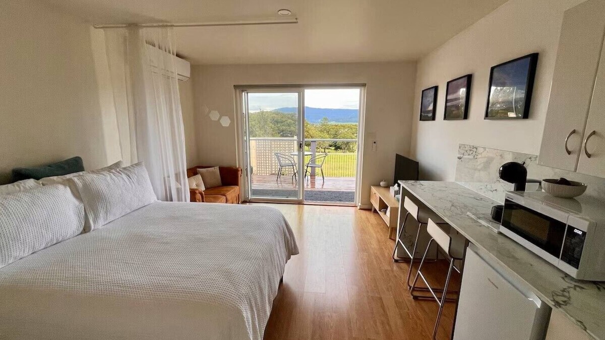 Gerroa Apartment | Cosy Studio with valley views