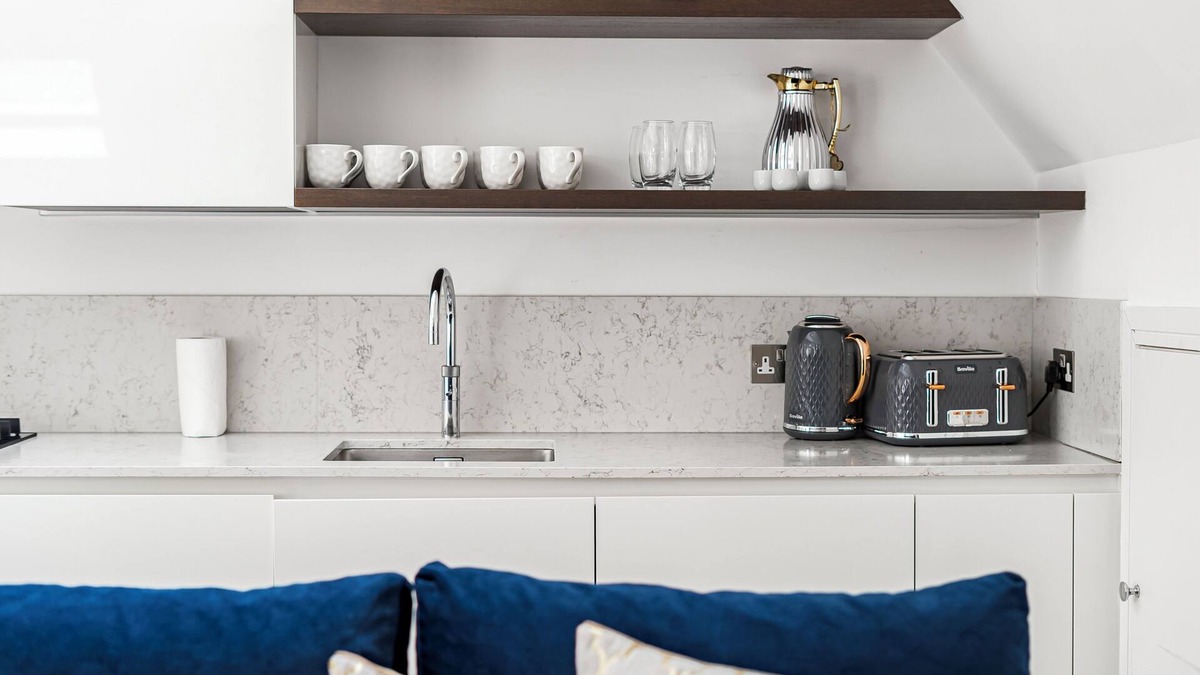 Walpole Apartment | COSY STUNNING PENTHOUSE APARTMENT IN WEST LONDON, 5 MINUTES TO EALING BROADWAY