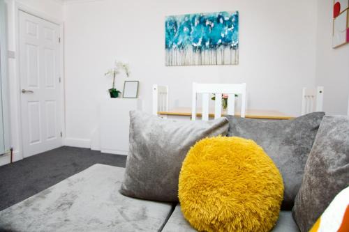 Little Holland Apartment | Cosy & Stylish 2 Bed Ground Floor Flat in Dartford