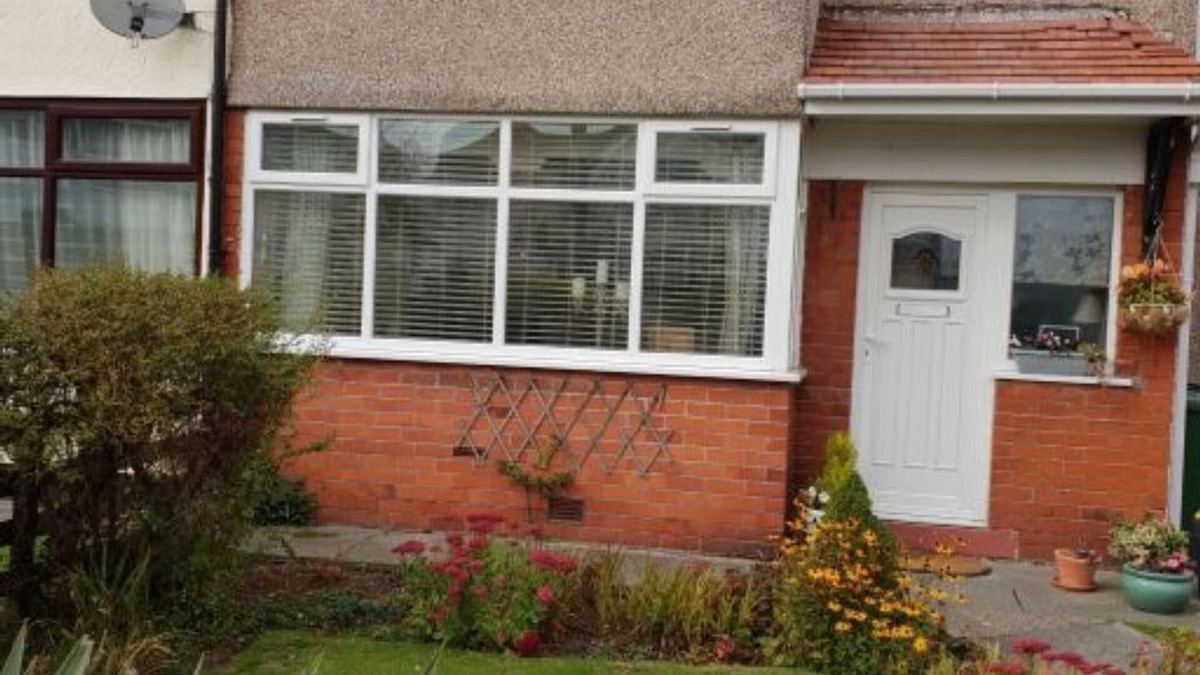 Hoylake House | Cosy& stylish 2 bed home near beach, pubs , railway station& golf course.