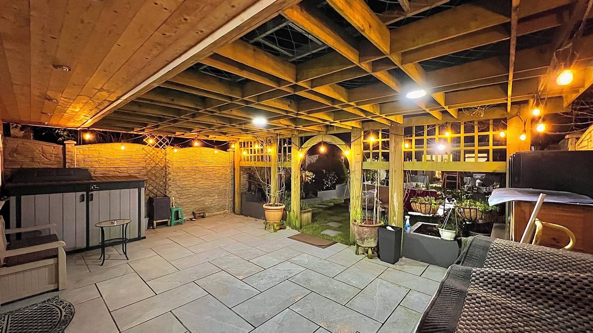Barnet Apartment | Cosy Stylish Guest House with Private Patio and Gym Gear