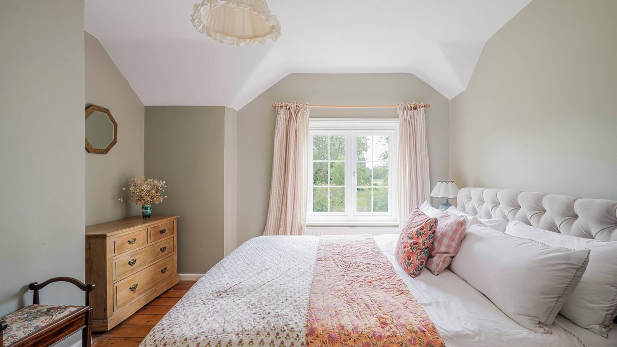Woodbridge Cottage | Cosy Suffolk Cottage - Big Beds, Gardens, Dog Friendly