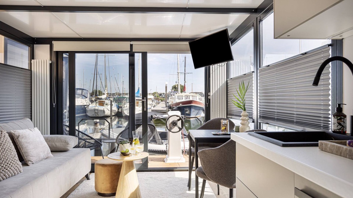 Zeewolde Boat Rental | Cosy tiny houseboats near the beach and restaurants!