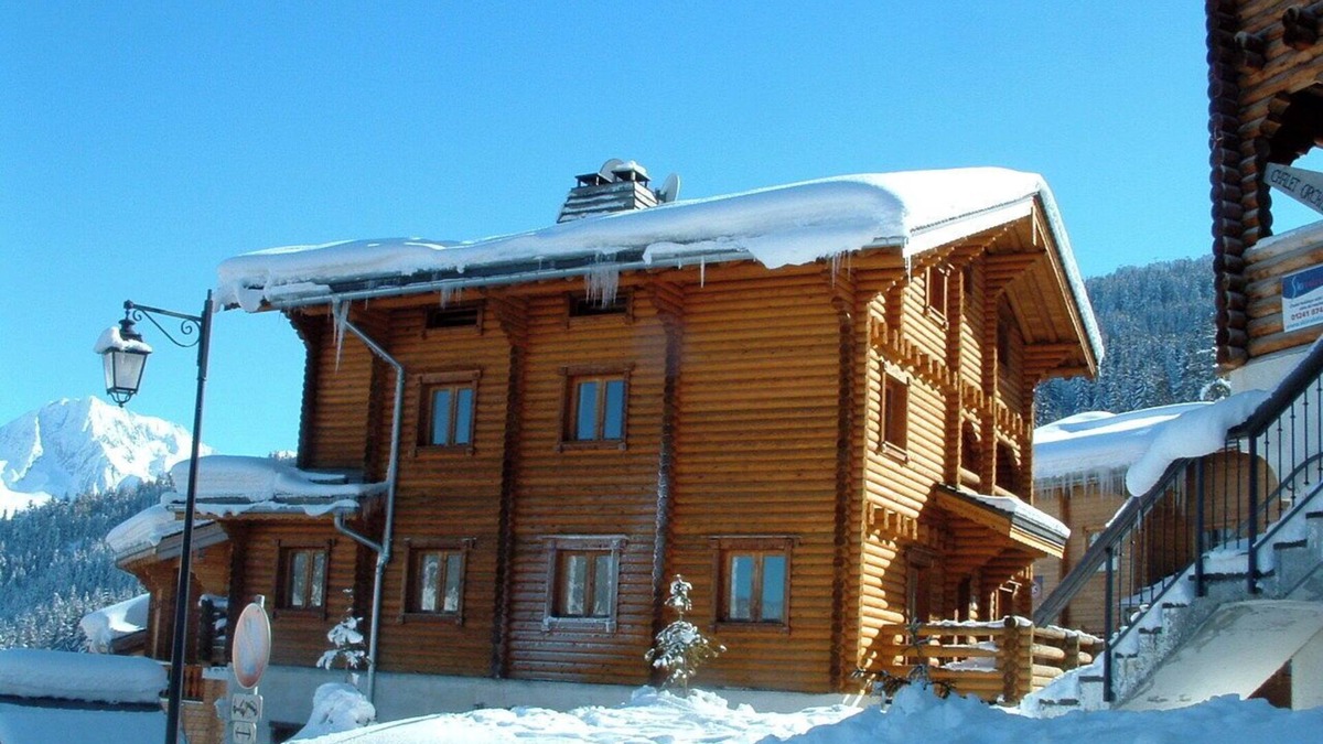 La Perriere Ski Chalet | Cosy traditional self-catered 13 bedroom log cabin chalet in Courchevel La Tania