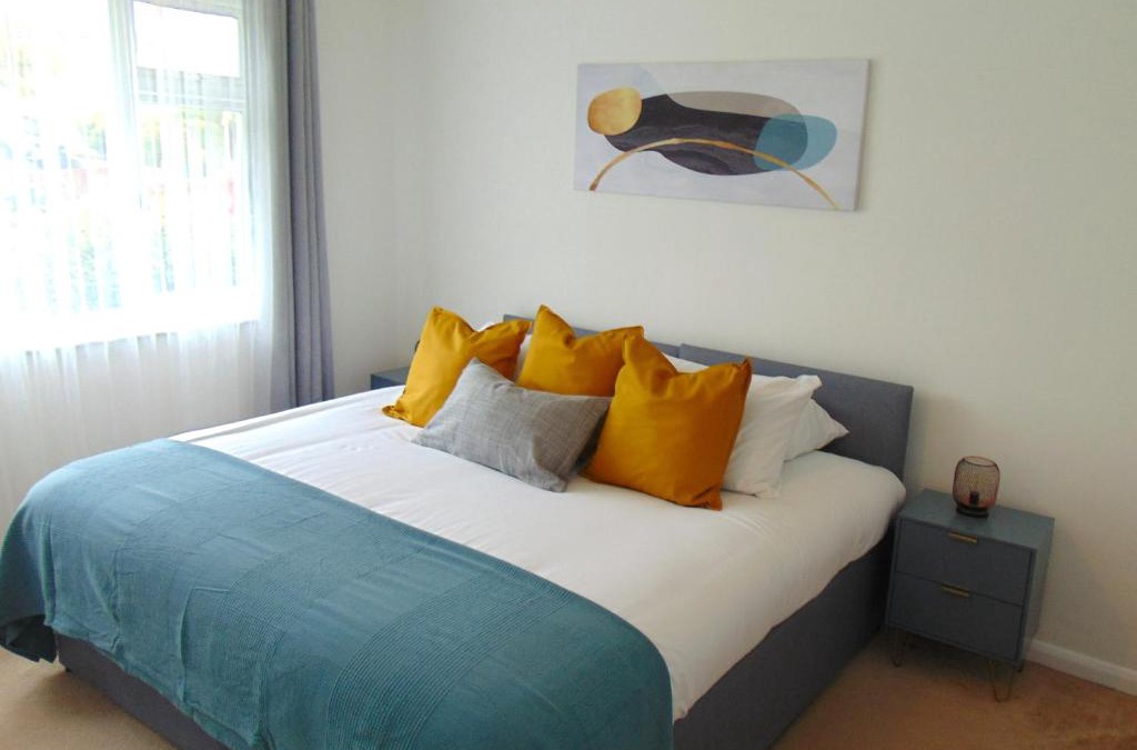 Brentwood House | Cosy Two Bedroom Bungalow in Hutton Brentwood with Free Parking & Garden