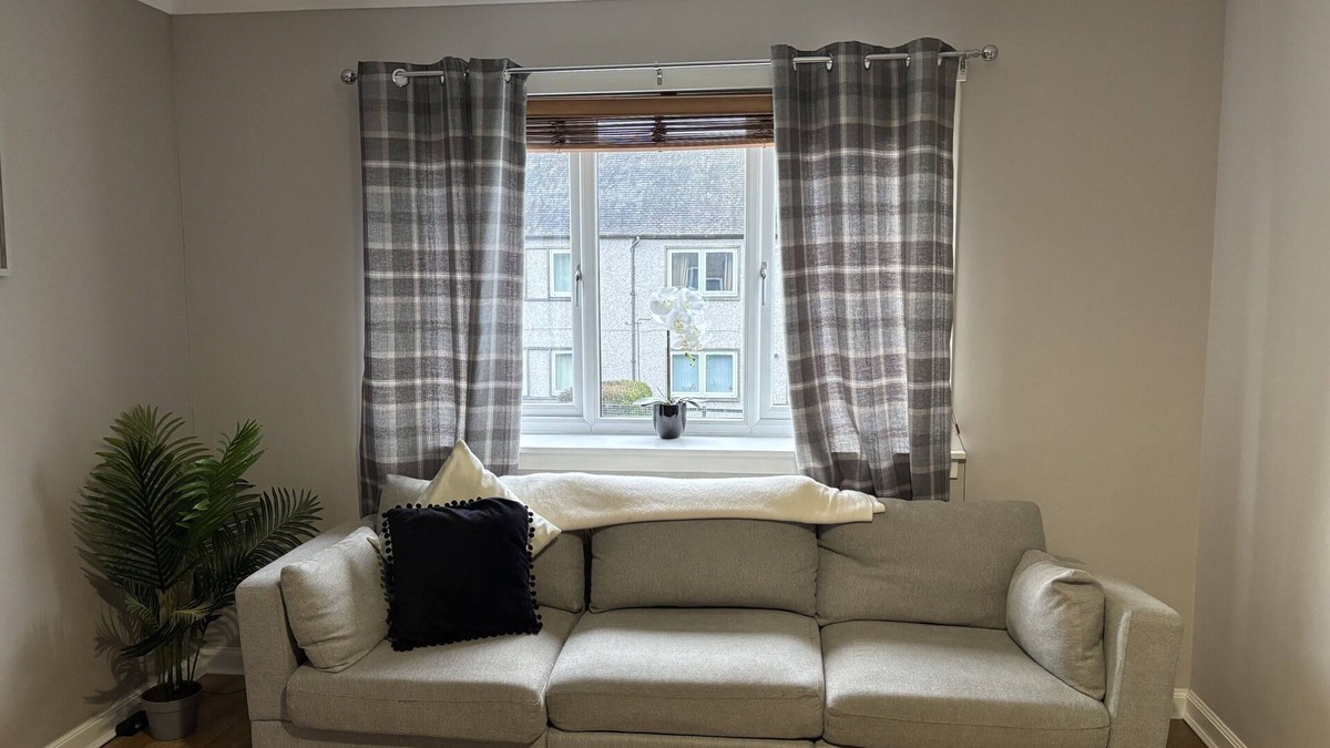 Livingston House | Cosy Up Dated House in Livingston