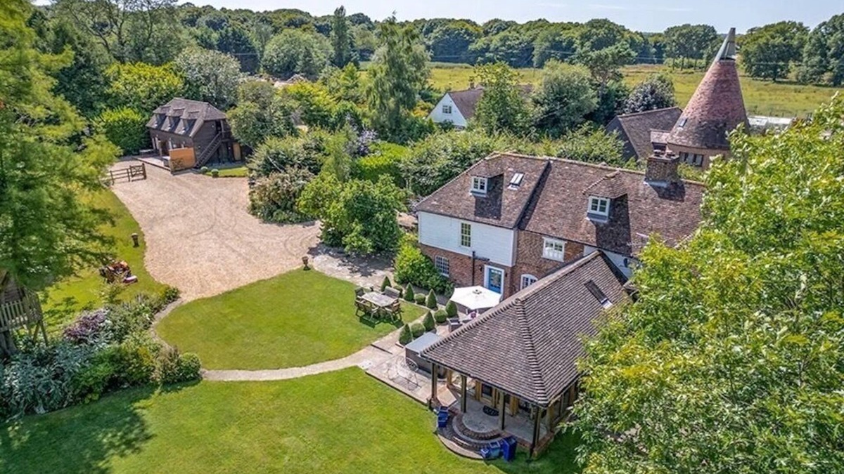 Stuppington House | Cosy up in this first floor Barn Conversion on a working farm.
