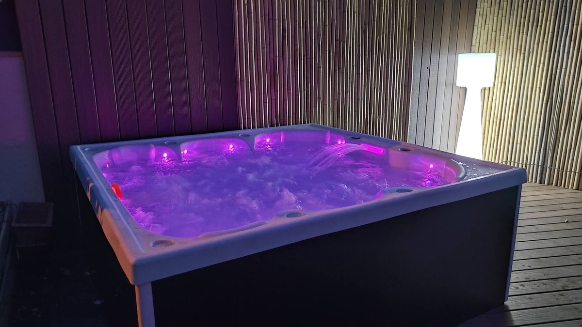 Baillargues Villa | COSY VACATION VILLA WITH JACUZZI