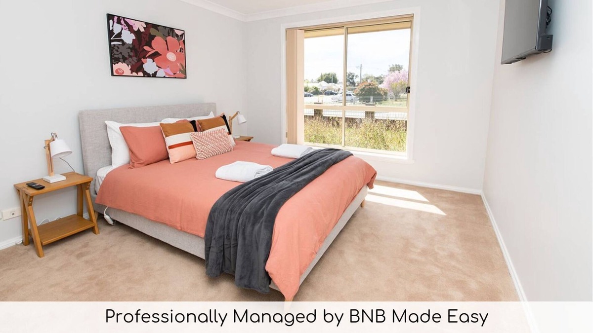 Orange Villa | Cosy Villa on McLachlan - Neat & Tidy, Walk to CBD