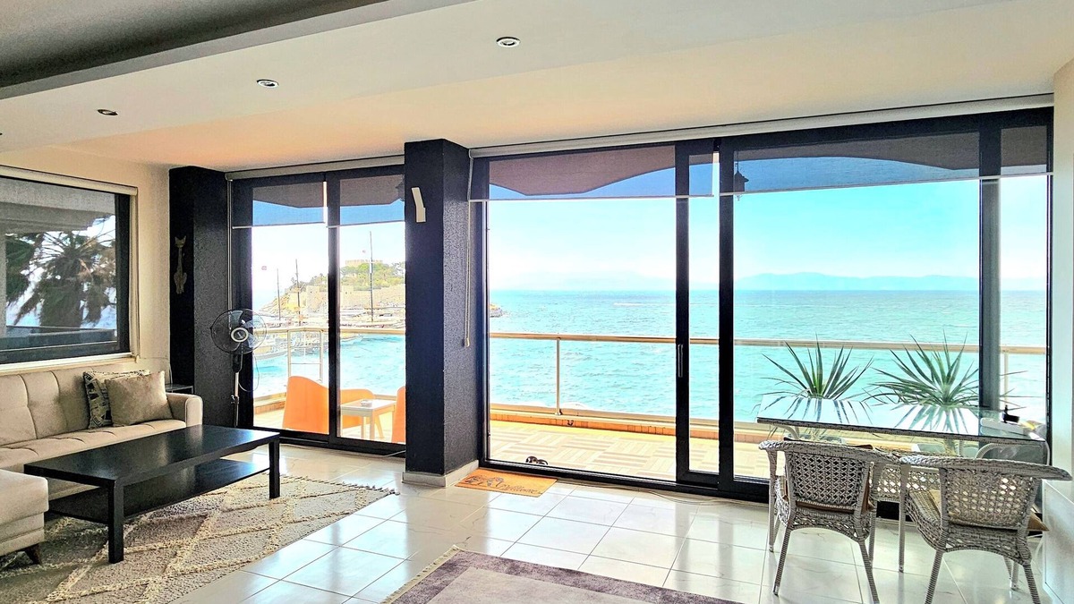 Kusadasi City Centre Apartment | Cosy Waterfront apartment in the city center with sea view