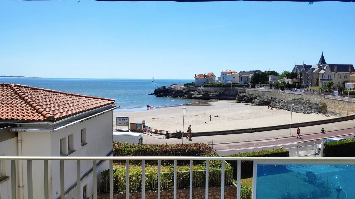 Pontaillac Apartment | Cosy, waterfront apartment on the Pigeonnier beach