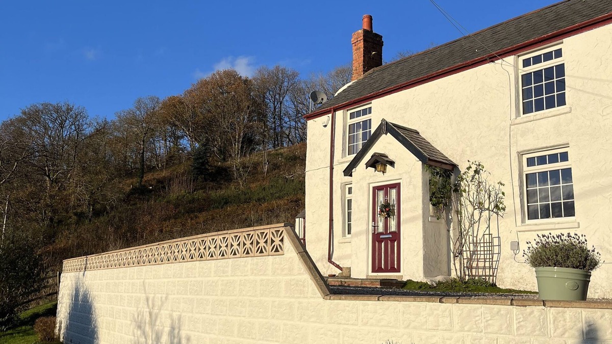 Cwm Dyserth Cottage | Cosy Welsh Cottage - Views & Log burner
