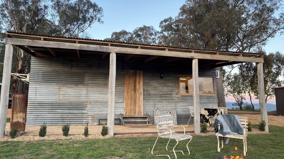 Bridge Creek Cabin | Cosy winter farmstay.