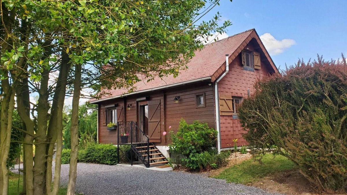 Floyon Cottage | Cosy Wooden Chalet with Terrace, Secure Pond, and Outdoor Spa in the Heart of Avesnois