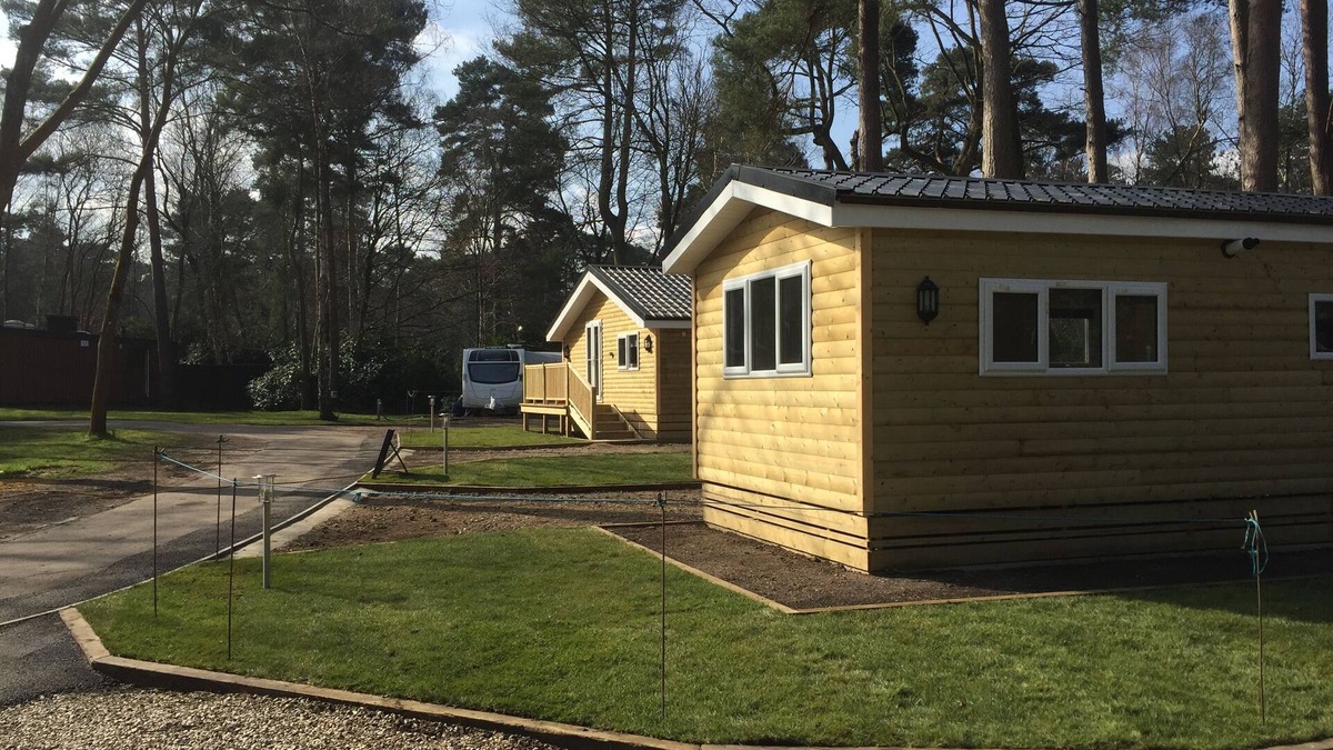 Wokingham Cabin | COSY WOODLAND SET THREE BEDROOM HOLIDAY HOMES CLOSE TO WINDSOR CASTLE