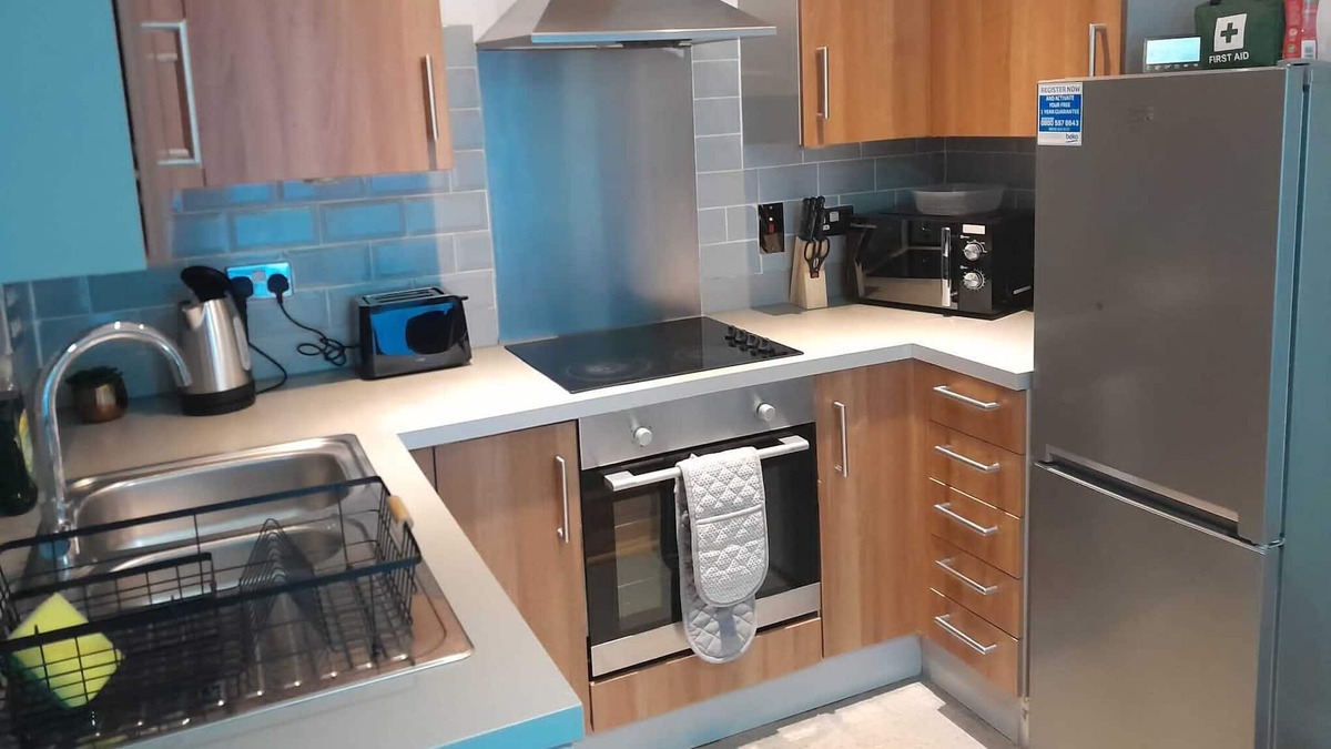 Broad Green Apartment | Cosy x2 bedroom x2 bath balcony apartment