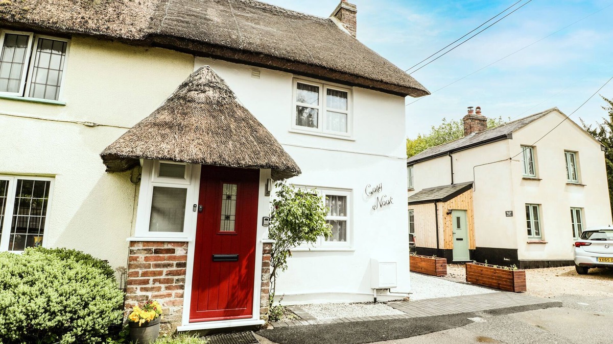 Winterborne Kingston Cottage | COSYNOOK COTTAGE, pet friendly, with a garden in Winterborne Kingston