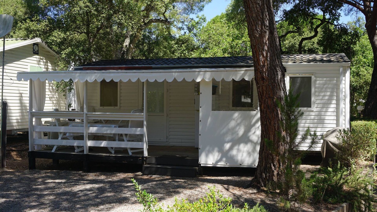 Roquebrune-sur-Argens Ski Chalet | Cotê d'Azur - Camping Leï Suves - chalet - kitchen in- and outside - airco