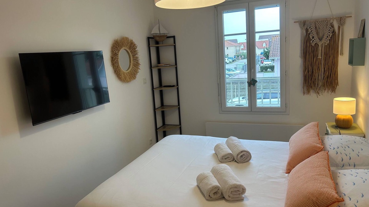 Sainte-Cecile-Plage Apartment | Côté Mer apartment 500 metres from the beach and dunes