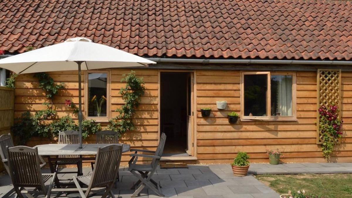 Irstead Bed & Breakfast | Cotenham long barn with hot tub