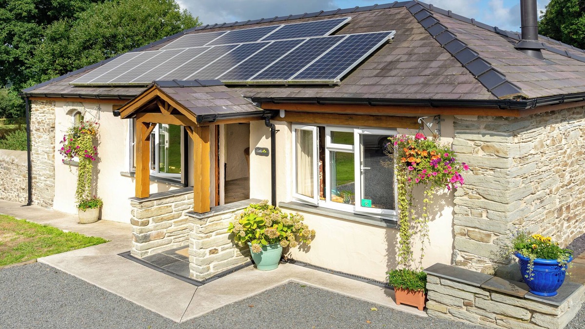 Newcastle Emlyn Cottage | COTHI COTTAGE, pet friendly, luxury holiday cottage in Cenarth