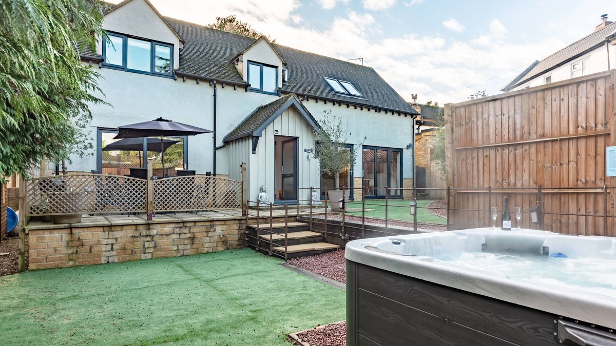 Enstone House | Cotswold Holiday let With hot tub - The Old Garage