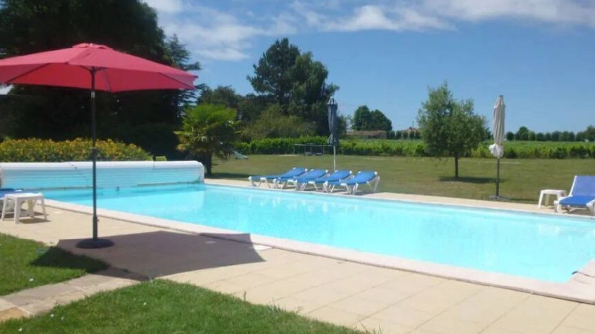 Chenac-Saint-Seurin-d'Uzet Cottage | Cottage/Gîte 4 pers. with heated swimming pool near beaches