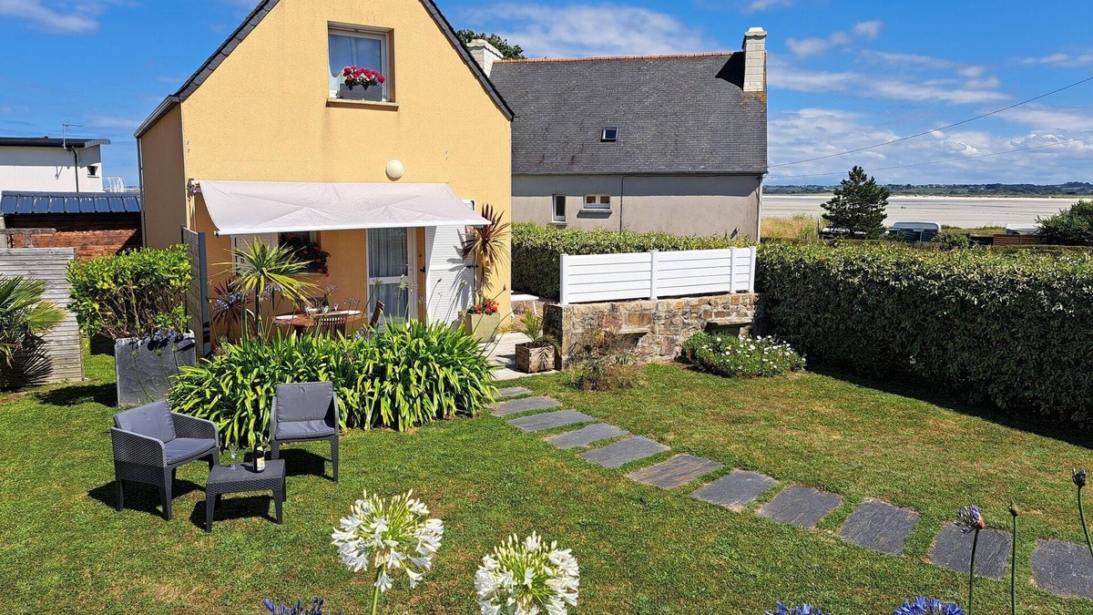 Plouneour-Trez House | Cottage in Plouneour-Trez with Sea View