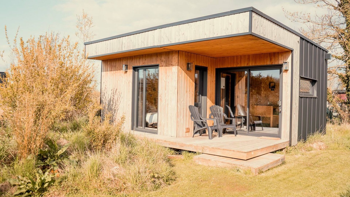 Saint-Quentin-en-Tourmont Cottage | Cottage in front of water