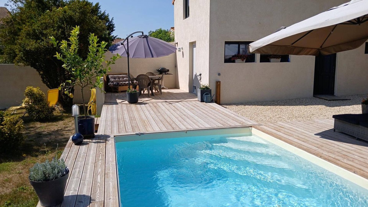 Baignes-Sainte-Radegonde Cottage | Cottage with heated pool, enclosed garden and WiFi in Baignes